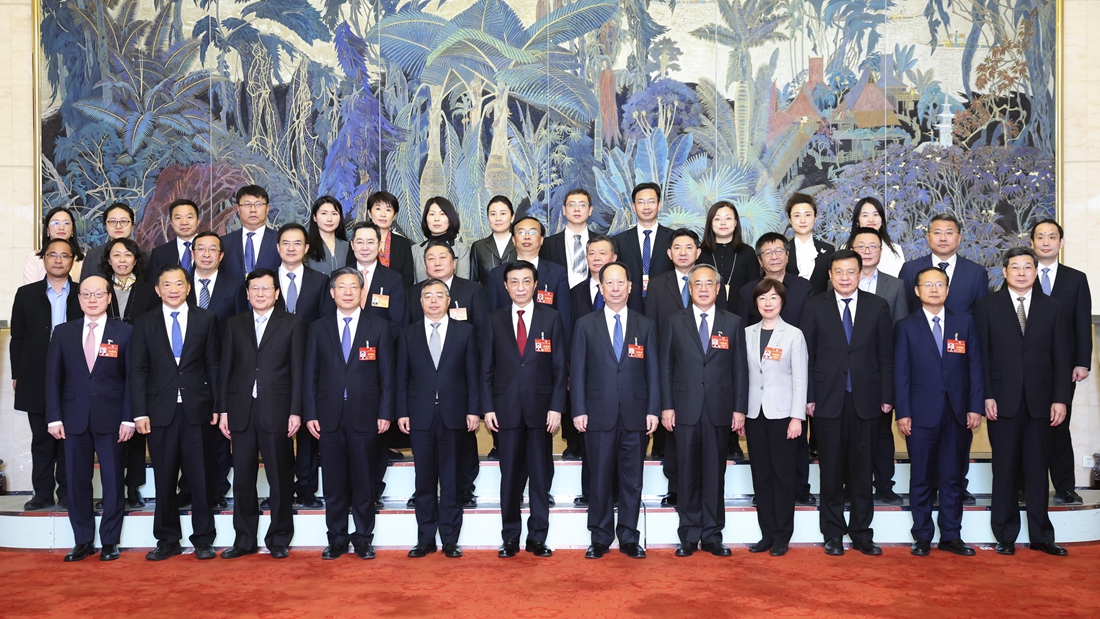 全国政协十四届一次会议闭幕