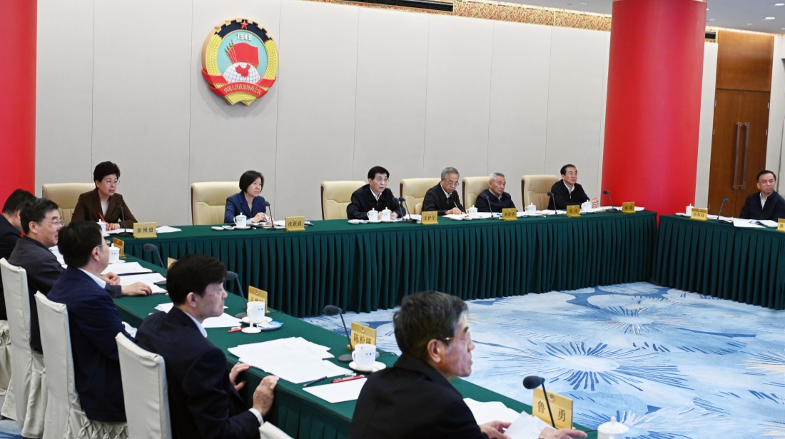 全国政协召开远程协商会 围绕“积极发展银发经济”协商议政 王沪宁主持