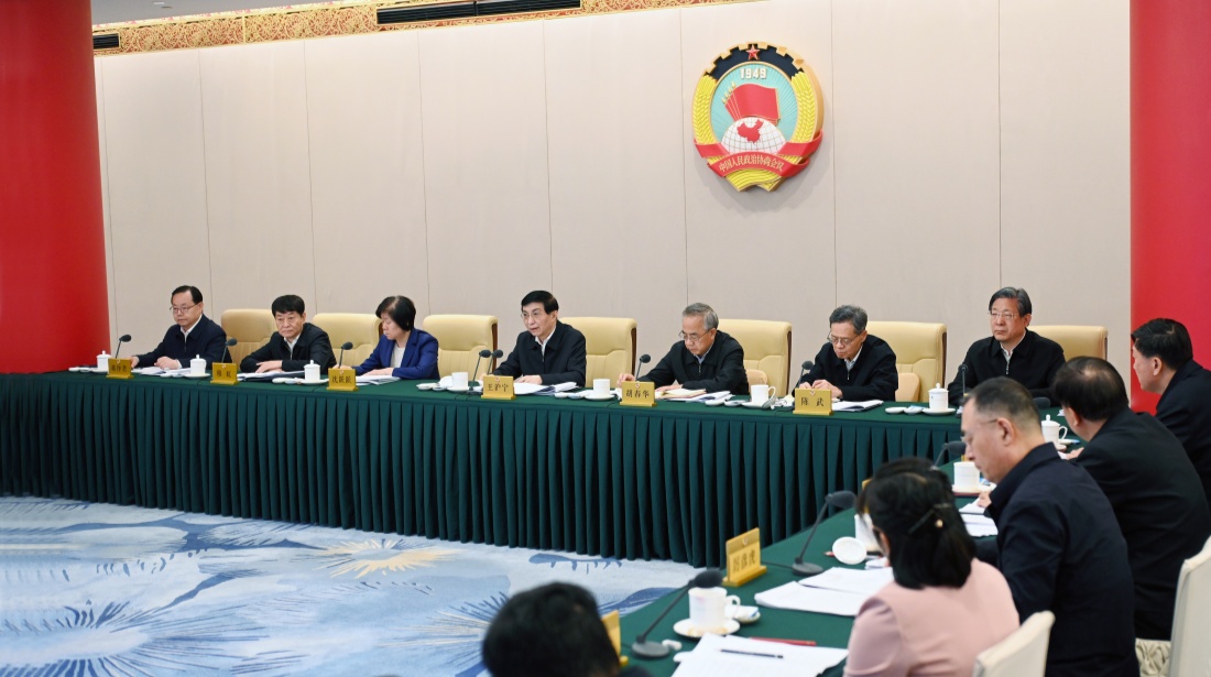 全国政协召开远程协商会 围绕“完善全民健身公共服务体系”协商议政 王沪宁主持