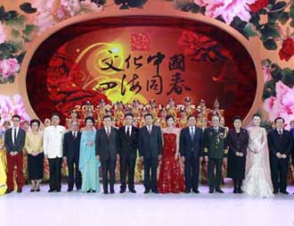 2012全球华侨华人新春晚会举行 贾庆林出席观看