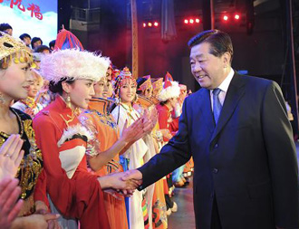 贾庆林观看甘南藏族自治州感恩汇报演出