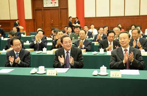 全国政协向不再连任的在京十一届政协常委颁纪念牌