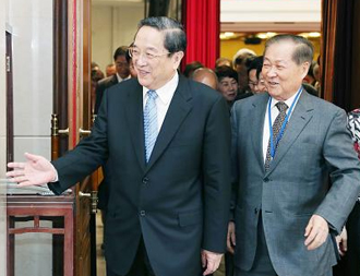 俞正声会见饶颖奇率领的台湾民意代表交流参访团