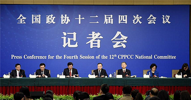 政协委员在全国政协十二届四次会议记者会上回应民生热点