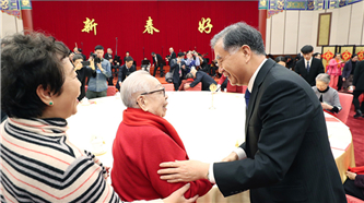 全国政协邀请已故知名人士的夫人茶话迎春 汪洋出席