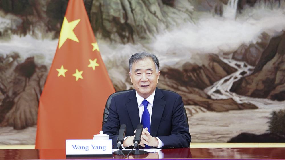 汪洋会见老挝建国阵线中央主席辛拉冯