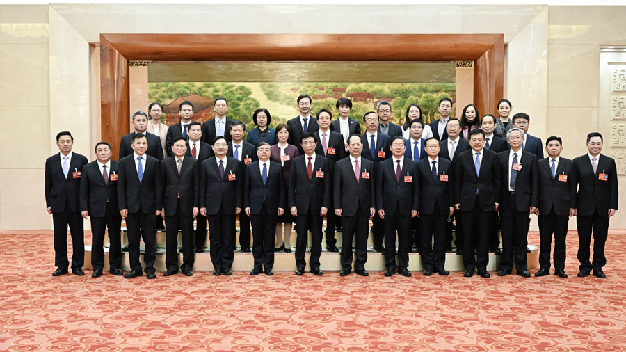 王沪宁看望参加全国政协十四届一次会议宣传报道的新闻工作者代表