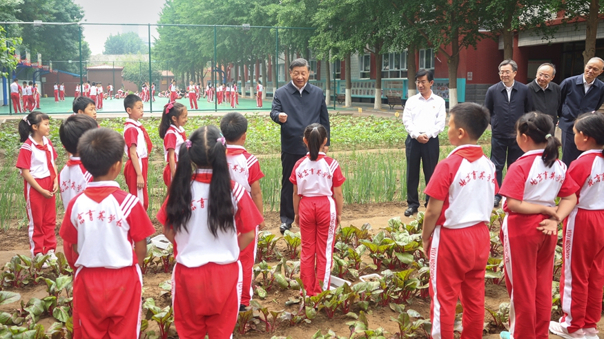 习近平在北京育英学校考察
