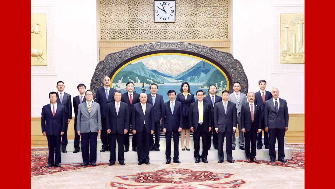 王沪宁会见新党主席吴成典一行