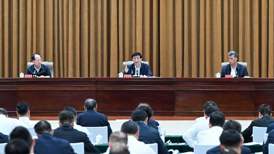 第九次全国对口支援新疆工作会议召开 王沪宁出席并讲话