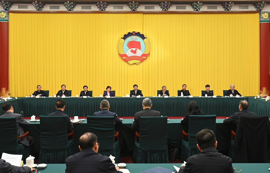 全国政协召开双周协商座谈会  围绕能源资源安全保障协商议政 王沪宁主持