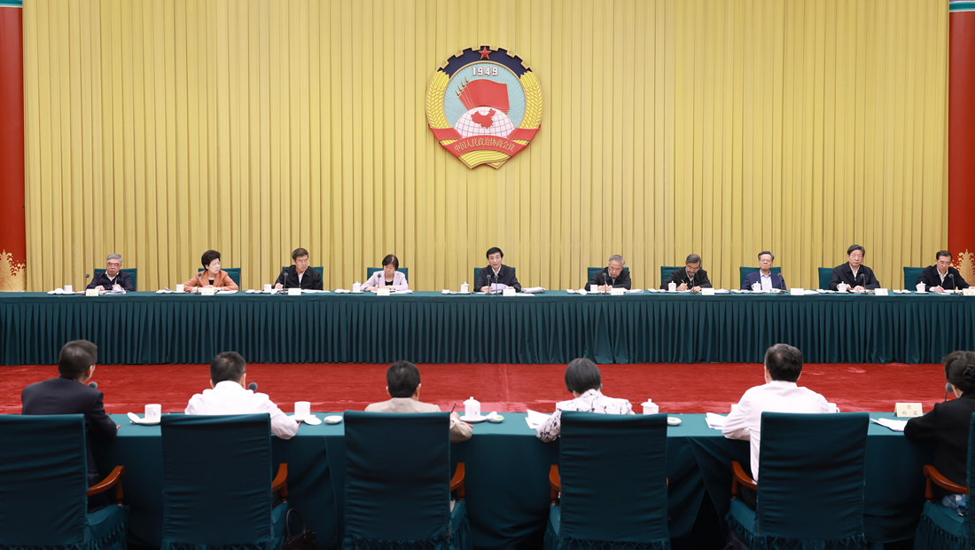 全国政协召开双周协商座谈会 围绕“铸牢中华民族共同体意识，构筑中华民族共有精神家园”协商议政 王沪宁主持