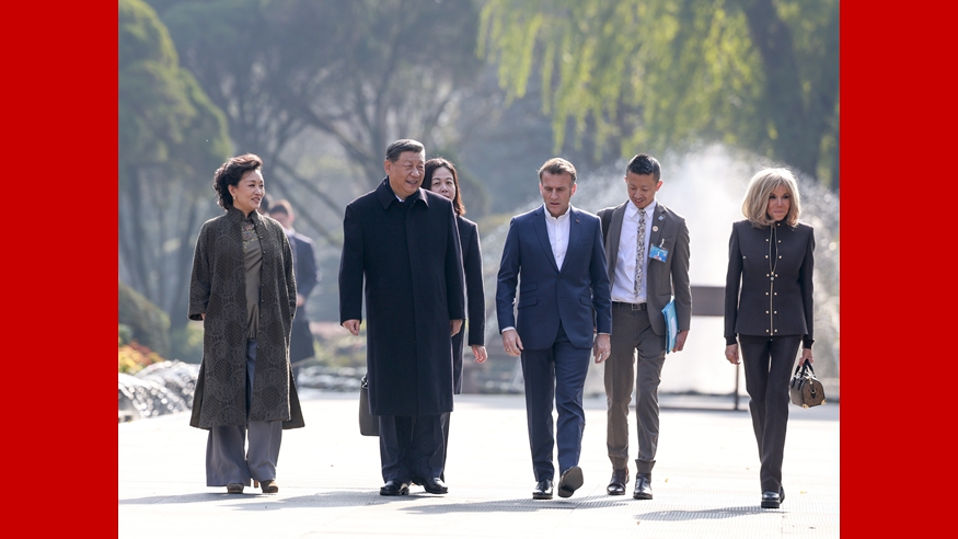 习近平同法国总统马克龙在成都进行友好交流