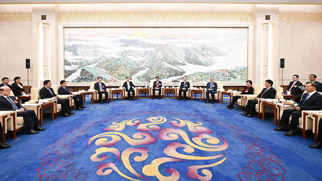 王沪宁看望参加全国政协十四届三次会议宣传报道的新闻工作者代表