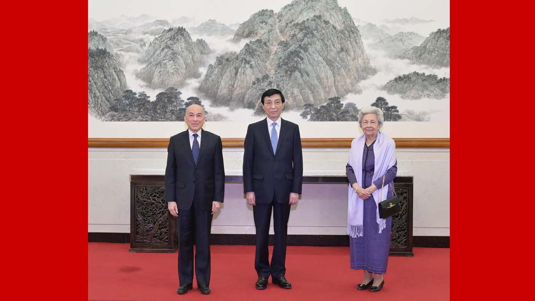 王沪宁会见柬埔寨国王西哈莫尼和太后莫尼列