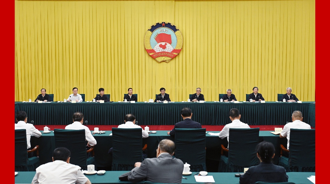 全国政协召开双周协商座谈会 围绕健全对外投资管理服务体系协商议政 王沪宁主持