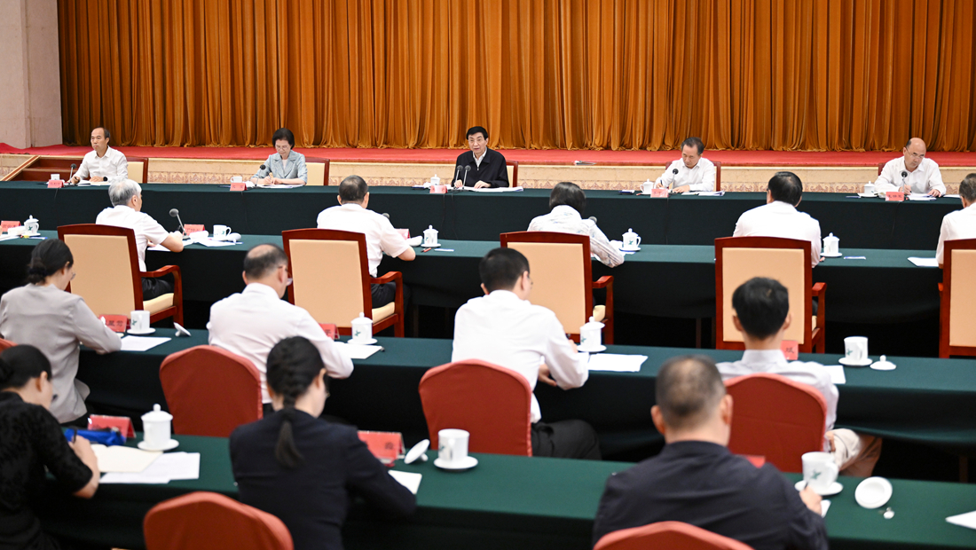 王沪宁出席全方位扩大国内需求调研协商座谈会