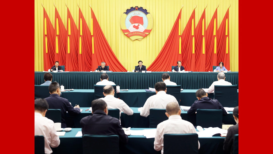 王沪宁主持召开全国政协主席会议