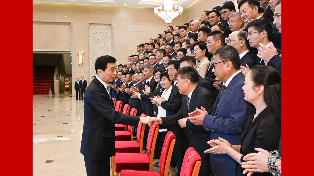 全国非公有制经济人士优秀中国特色社会主义事业建设者表彰大会在京召开 王沪宁出席并讲话