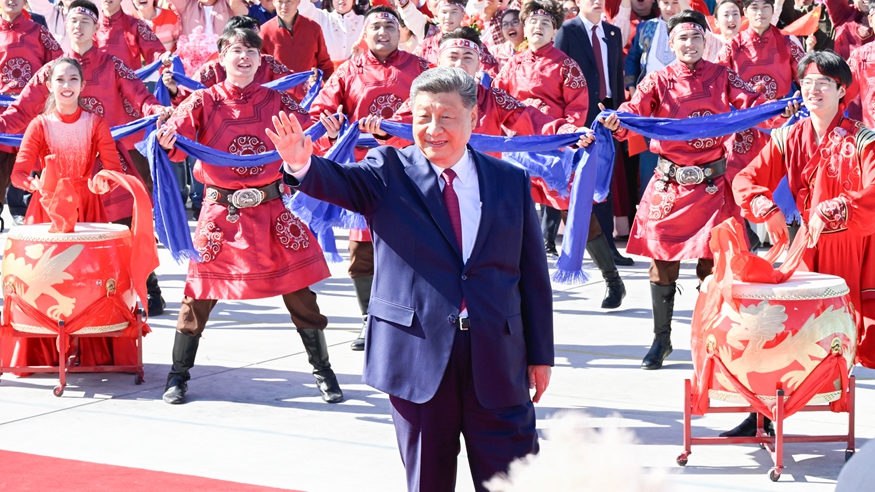 习近平在出席新疆维吾尔自治区成立70周年庆祝活动后返回北京