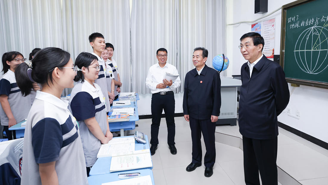 中央代表团赴新疆多地看望慰问各族干部群众 王沪宁参加活动