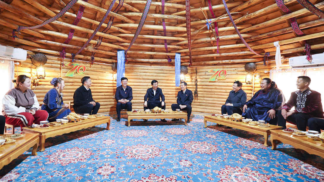 中央代表团在新疆多地看望慰问各族干部群众 王沪宁参加活动后带领一分团返京