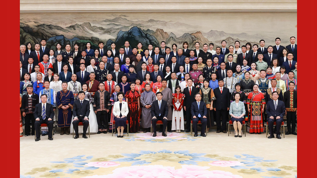 王沪宁会见全国少数民族参观团