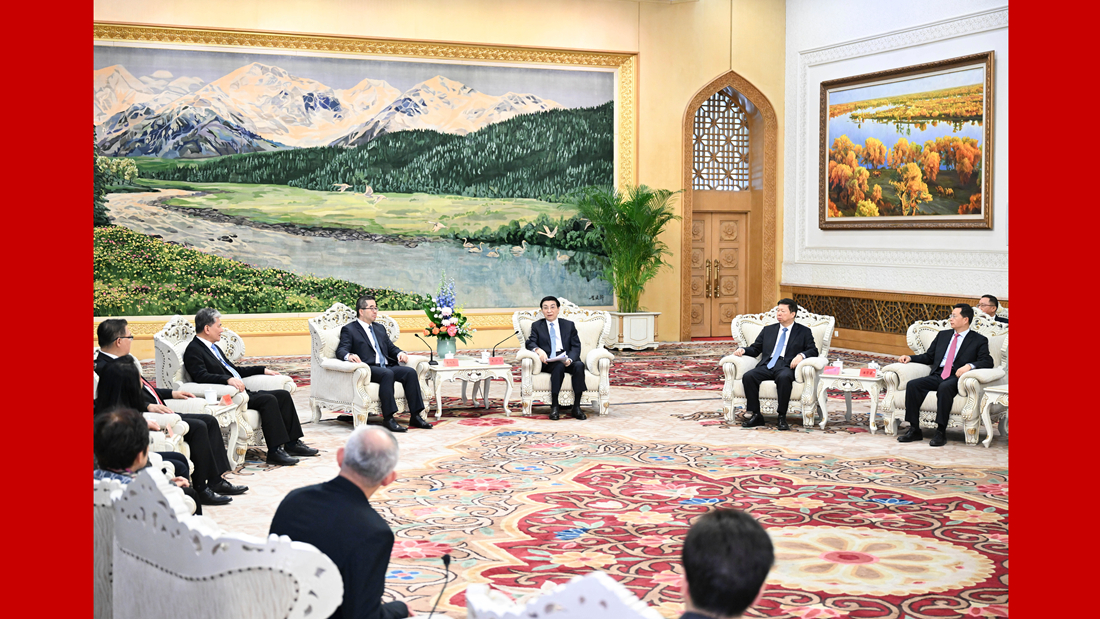 王沪宁会见国共两党智库论坛台方代表