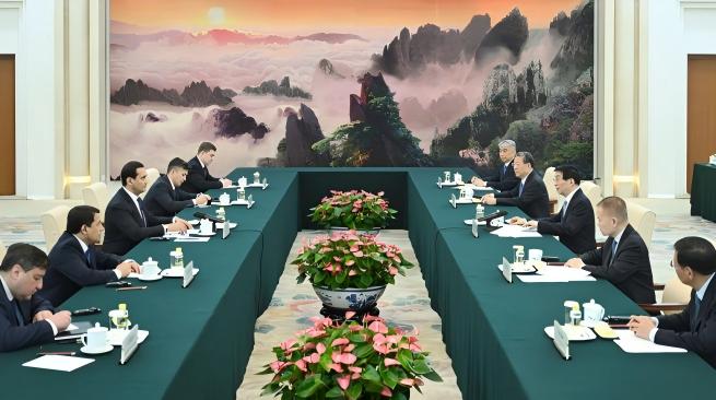 王沪宁会见乌兹别克斯坦总统战略发展顾问乌穆尔扎科夫