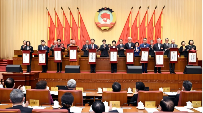 2025年度全國政協委員優秀履職獎表彰儀式在京舉行 王滬寧為獲獎政協委員頒獎