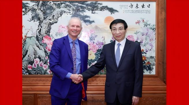 王沪宁会见英国跨党派议员代表团