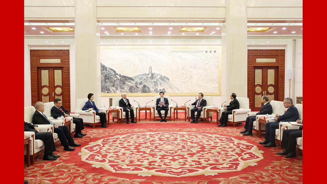 王沪宁与欧美同学会（中国留学人员联谊会）第九届理事会会长会成员座谈
