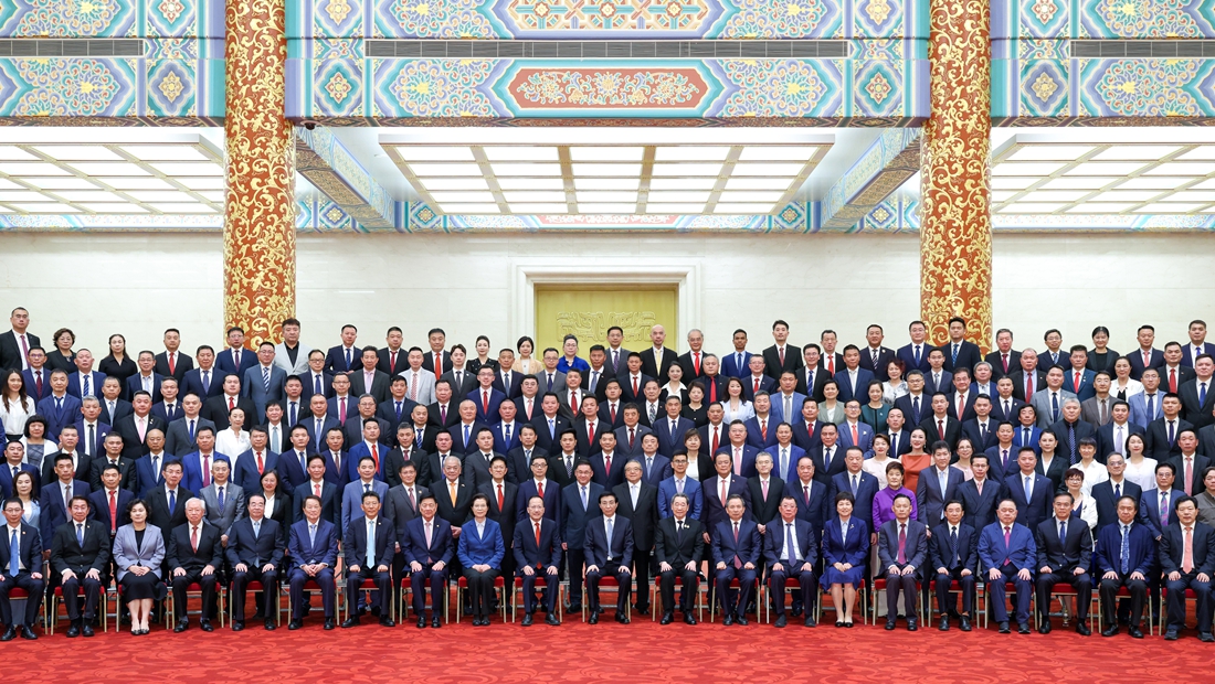 王沪宁会见第十一届世界华侨华人社团联谊大会全体代表
