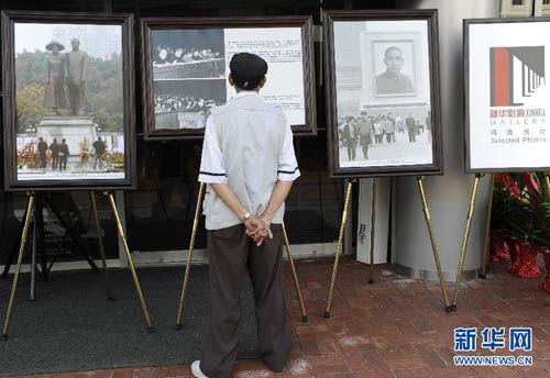 9月4日，在美国首都华盛顿唐人街，一位居民观看“纪念辛亥革命一百周年图片展”。华盛顿唐人街当日人头涌动，来自哥伦比亚特区、马里兰州、弗吉尼亚州等附近地区华人欢聚一堂，共庆辛亥革命一百周年，观看“纪念辛亥革命一百周年图片展”。新华社记者 张军 摄 