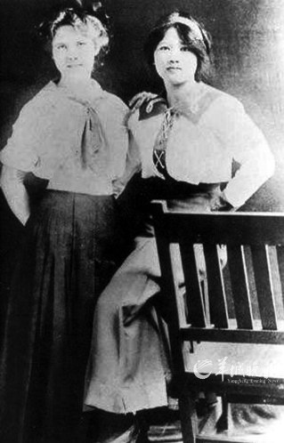 1912年，宋庆龄在美国威斯里安女子学院与同学合影