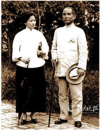 1921年7月，广州，孙中山与宋庆龄。