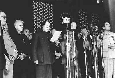 1949年10月1日，毛泽东主席向全世界庄严宣告：“中华人民共和国中央人民政府今天成立了！”（资料图片）