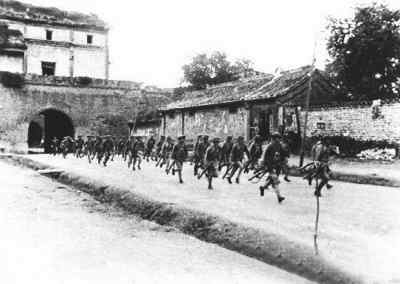 1937年7月7日，卢沟桥事变爆发。图为驻守北平宛平城的中国军队奔赴卢沟桥抵抗日军。新华网供图