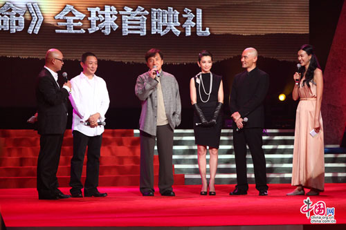 电影主创张黎（左二）、成龙（左三）、李冰冰（右三）、赵文瑄（右二）亮相 摄影 中国网 姜一平