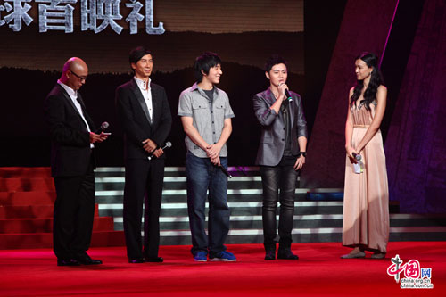 杜宇航（左二）、房祖名（中）、余少群（右二）接受采访  摄影 中国网 姜一平