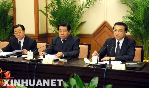 这是中共中央政治局常委、国务院副总理、国务院抗震救灾总指挥部副总指挥李克强代表国务院到会通报四川汶川特大地震抗震抢险及救灾工作情况。 新华社记者李学仁摄