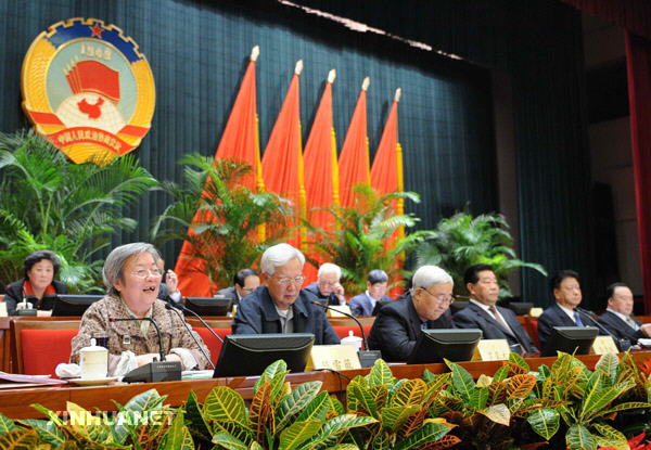 10月29日，政协十届全国委员会常务委员会在北京举办第十三次学习讲座。中共中央政治局常委、全国政协主席贾庆林主持讲座并讲话。中共中央党校教授陈雪薇应邀到会作了《中国共产党发展的历史》的报告。新华社记者李学仁摄  10月29日，政协十届全国委员会常务委员会在北京举办第十三次学习讲座。中共中央政治局常委、全国政协主席贾庆林主持讲座并讲话。中共中央党校教授陈雪薇应邀到会作了《中国共产党发展的历史》的报告。新华社记者李学仁摄