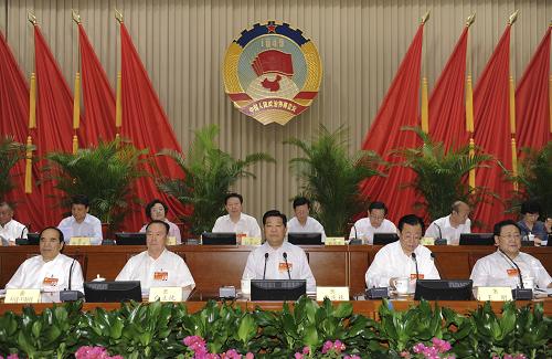 6月22日，政协十一届常委会第十四次会议在北京举行全体会议，17位常委和委员围绕“加快经济结构战略性调整，促进经济长期平稳较快发展”主题作大会发言。中共中央政治局常委、全国政协主席贾庆林出席。新华社记者 马占成 摄