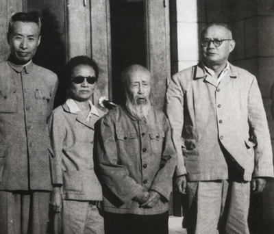 一九六一年九月一日在长春，叶剑英（右一）看望到东三省视察的沈钧儒（右二）。左二为沈粹缜，左一为吉林省副省长、民盟中央常务委员委员徐寿轩。