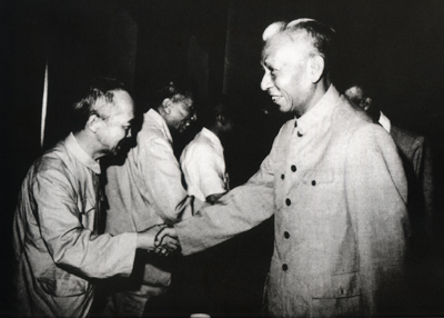 1960年7月25日，国家主席、中共中央副主席刘少奇接见了出席民盟三届二中全会代表。图为刘少奇（右）与民盟中央副主席胡愈之亲切握手。左二为民盟中央副主席陈望道。