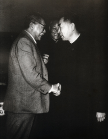 一九六零年四月，在二届全国人大二次会议山，周恩来总理与民建中央主席胡厥文握手交谈。