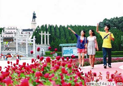 游客结伴在中山孙文纪念公园游览。