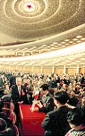 3 月1 3 日，政协九届一次会议第五次全体会议在北京人民大会堂举行。会议选举政协第九届全国委员会主席、副主席、秘书长和常务委员。这是委员们在投票。 新华社记者 王新庆摄    