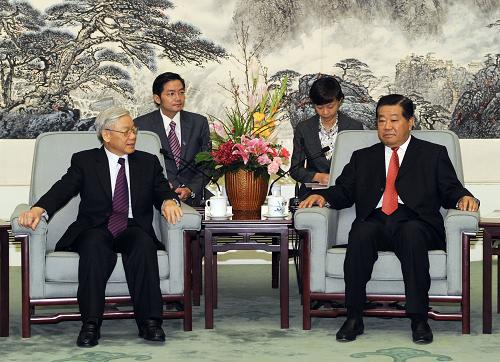 10月12日，中共中央政治局常委、全国政协主席贾庆林在北京人民大会堂会见越共中央总书记阮富仲。新华社记者 饶爱民 摄
