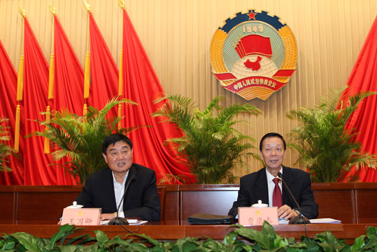全国政协机关13日举办干部系列学习讲座。全国政协社会和法制委员会副主任、国务院法制办原主任曹康泰作了题为《新中国法治建设的探索与发展》的报告。全国政协提案委员会驻会副主任王国卿主持讲座。 程炜 摄